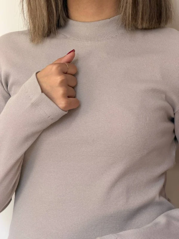 بلوز زنانه یقه ایستاده آستین بلند استخوانی 2